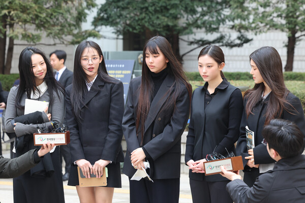 뉴진스(왼쪽부터 하니, 민지, 혜인, 해린, 다니엘)가 3월 7일 서울 서초구 서울중앙지방법원에서 어도어 측이 멤버들을 상대로 제기한 ‘기획사 지위보전 및 광고계약 체결 등 금지’ 가처분 첫 심문기일을 마친 후 취재진 질문에 답하고 있다. / 뉴스1