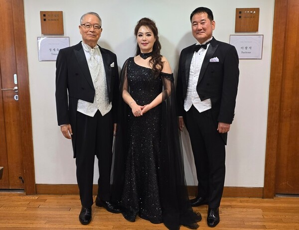 40년의 나이차이를 넘어 아름다운 목소리를 전한 음악그룹 벨부와(Belles Voix). 왼쪽부터 정세욱 테너, 예술 총감독 김보영 소프라노, 이광석 바리톤. / 이윤정 기자 