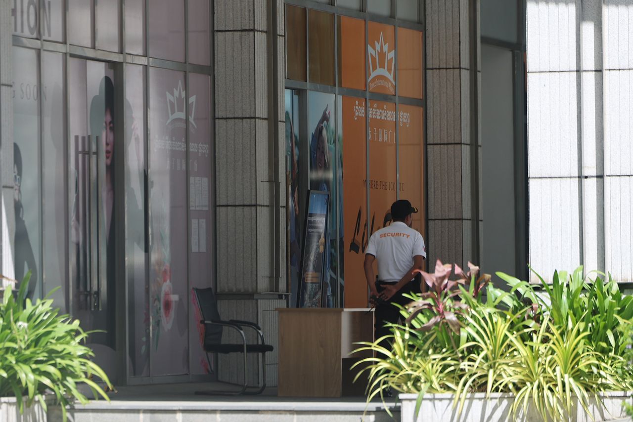 A security guard stands at the headquarters of Prince Group in Phnom Penh on Sunday, as the South Korean government considers imposing financial sanctions on criminal organizations amid a string of abduction and confinement cases targeting Koreans in Cambodia. (Yonhap)