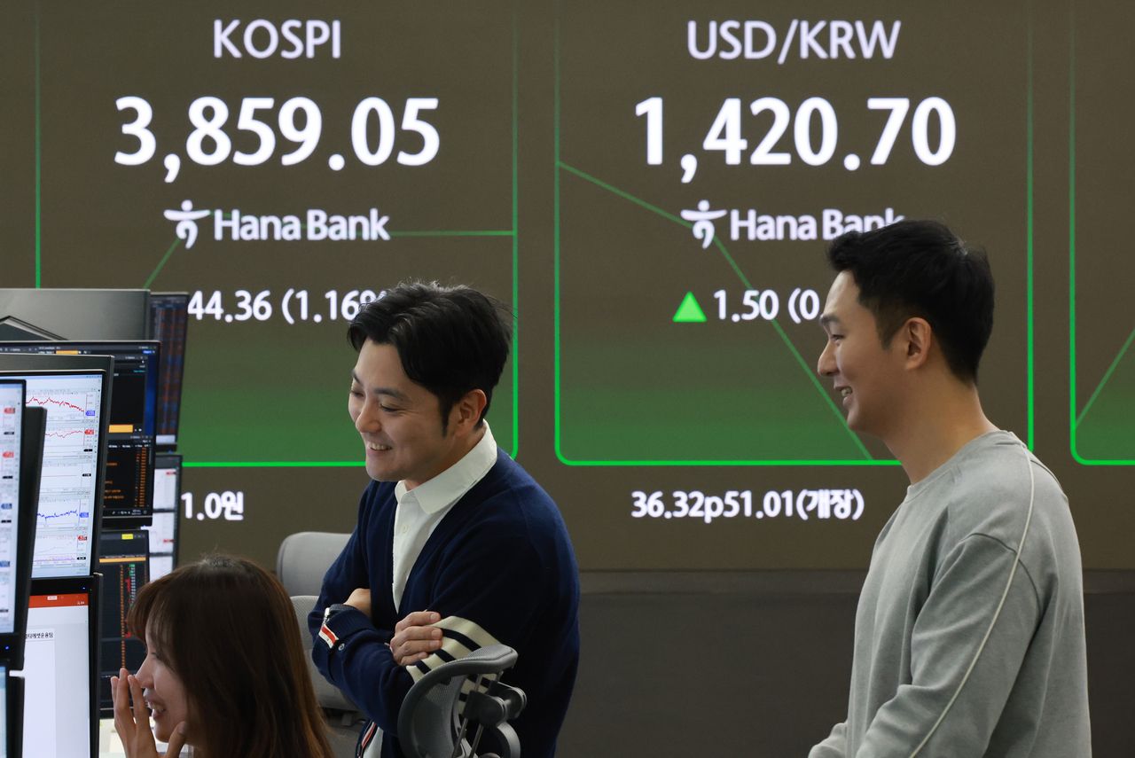 An electronic board showing the Korea Composite Stock Price Index at a dealing room of the Hana Bank headquarters in Seoul on Tuesday. (Yonhap)