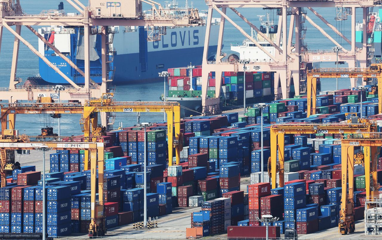 Containers are stacked at Pyeongtaek Port in Gyeonggi Province on Oct. 1. (Yonhap)