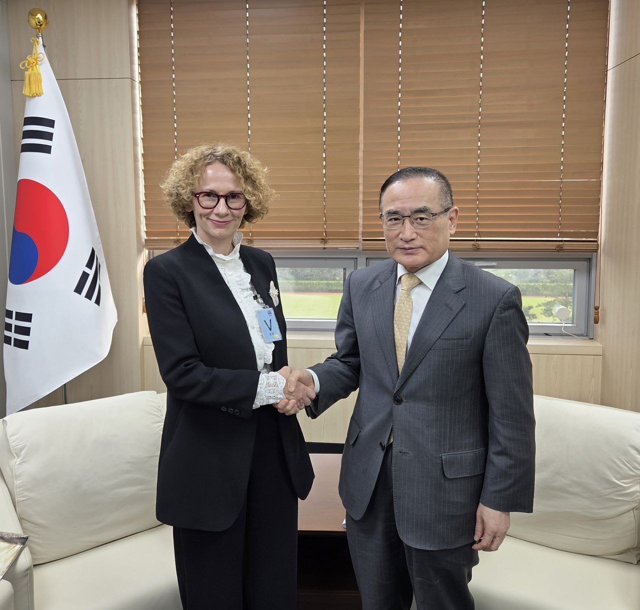 National Security Adviser Wi Sung-lac (right) poses with Radmila Shekerinska, deputy secretary general of the North Atlantic Treaty Organization, at the presidential office in Yongsan, Seoul, on Monday. (Yonhap)