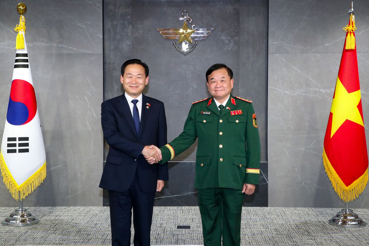 Vietnamese Deputy Defense Minister Hoang Xuan Chien (right) poses for a photo with South Korean Vice Defense Minister Lee Doo-hee on Sept. 11, on the sidelines of the Seoul Defense Dialogue. (Yonhap)