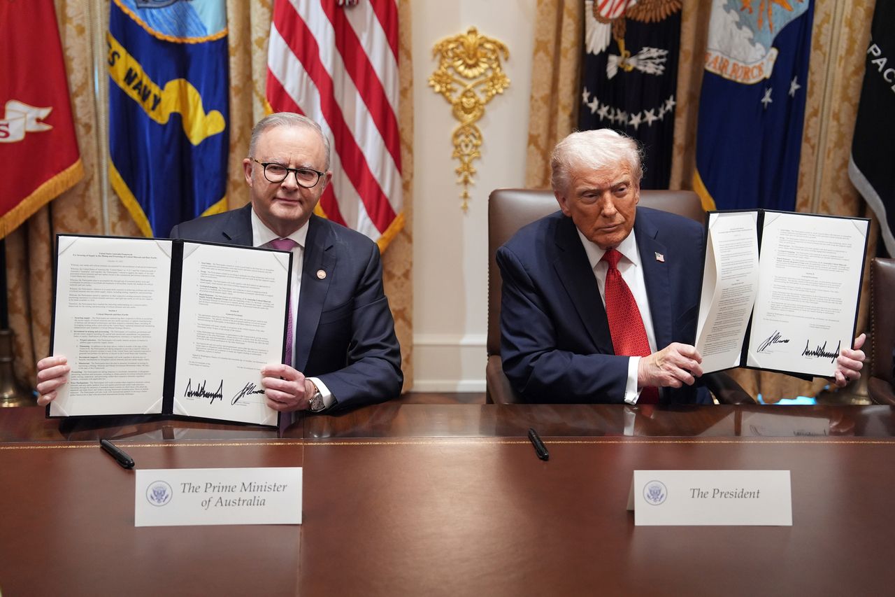 President Donald Trump (right) and Australian Prime Minister Anthony Albanese hold up signed agreements on on critical minerals and rare earths in the Cabinet Room of the White House in Washington on Monday. AP-Yonhap