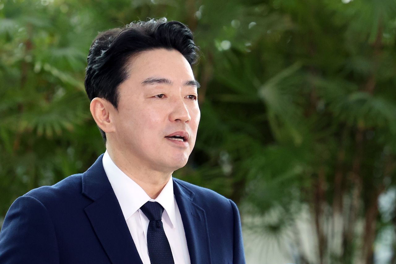 Presidential chief of staff Kang Hoon-sik, appointed as a special envoy for strategic economic cooperation, speaks to the press before departing for Frankfurt, Germany, at Terminal 1 of Incheon International Airport on Sunday. (Yonhap)