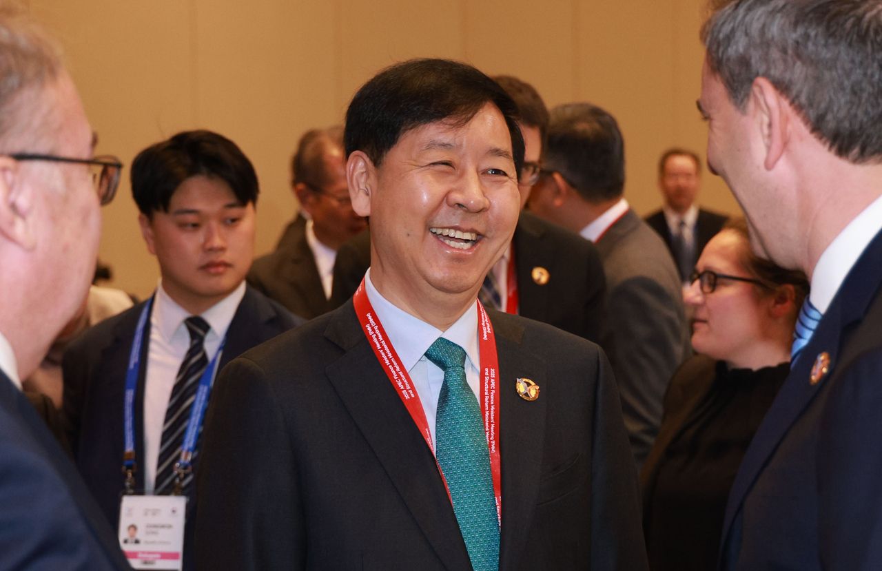 Deputy Prime Minister and Finance Minister Koo Yoon-chul speaks with participants at the 2025 APEC Finance and Structural Reform Ministers’ Meeting in Incheon’s Inspire Resort on Tuesday. (Yonhap)