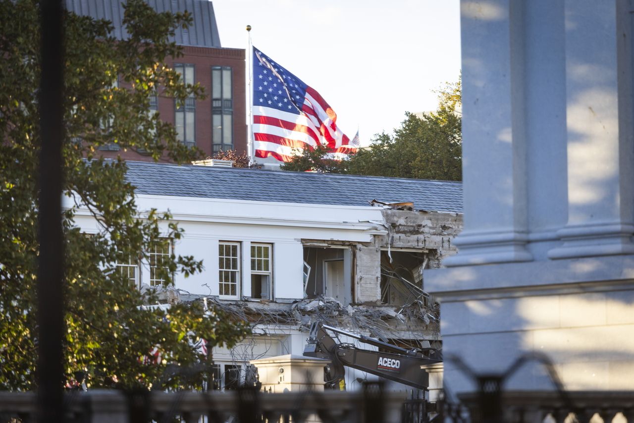 Constructions workers begin demolition of part of the East Wing of the White House, in Washington, Monday. (EPA-Yonhap)