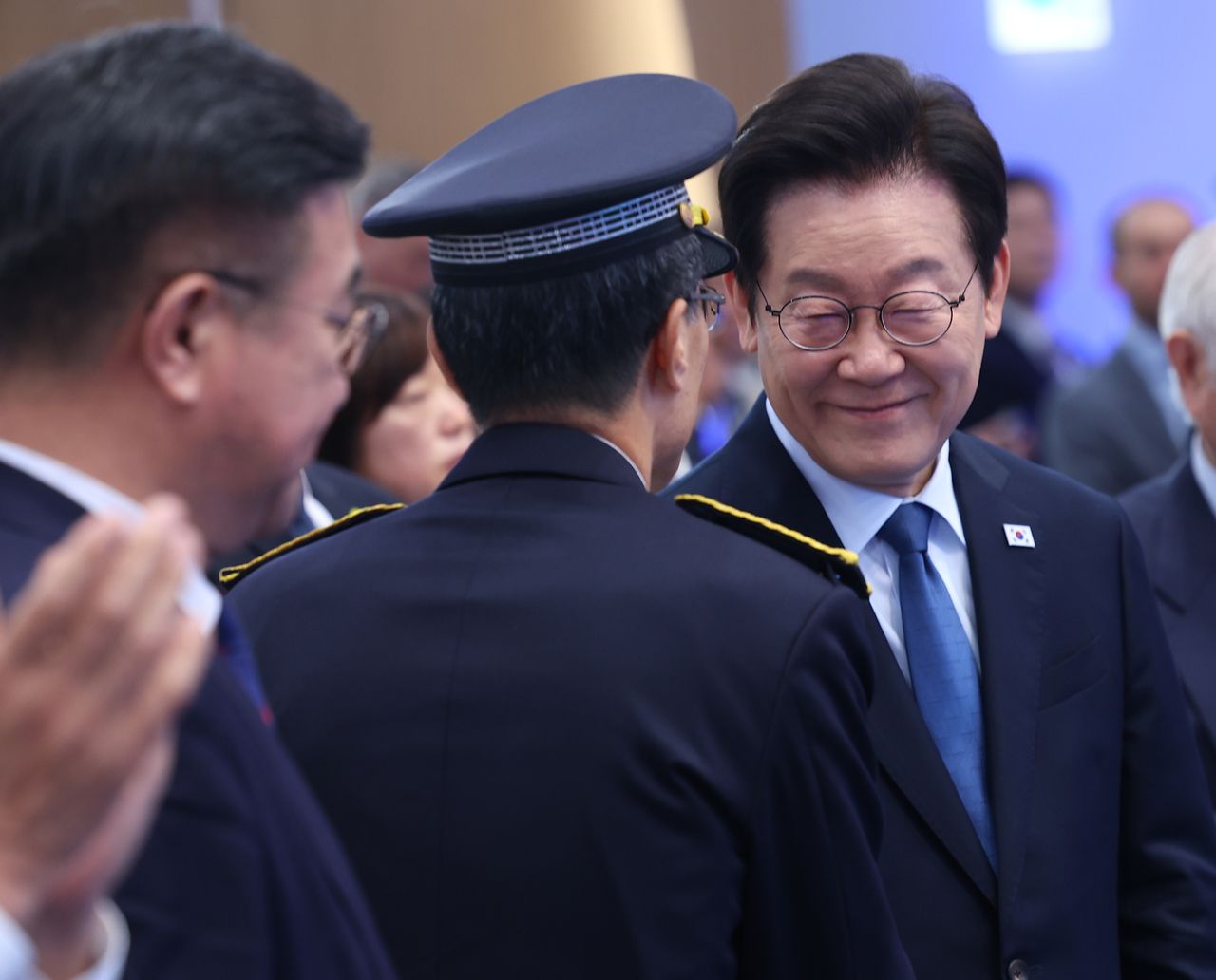 President Lee Jae Myung (right) shakes hands with acting police Chief Yoo Jae-sung after attending a ceremony marking Police Day at the Korean National Police Agency headquarters in Seoul on Tuesday