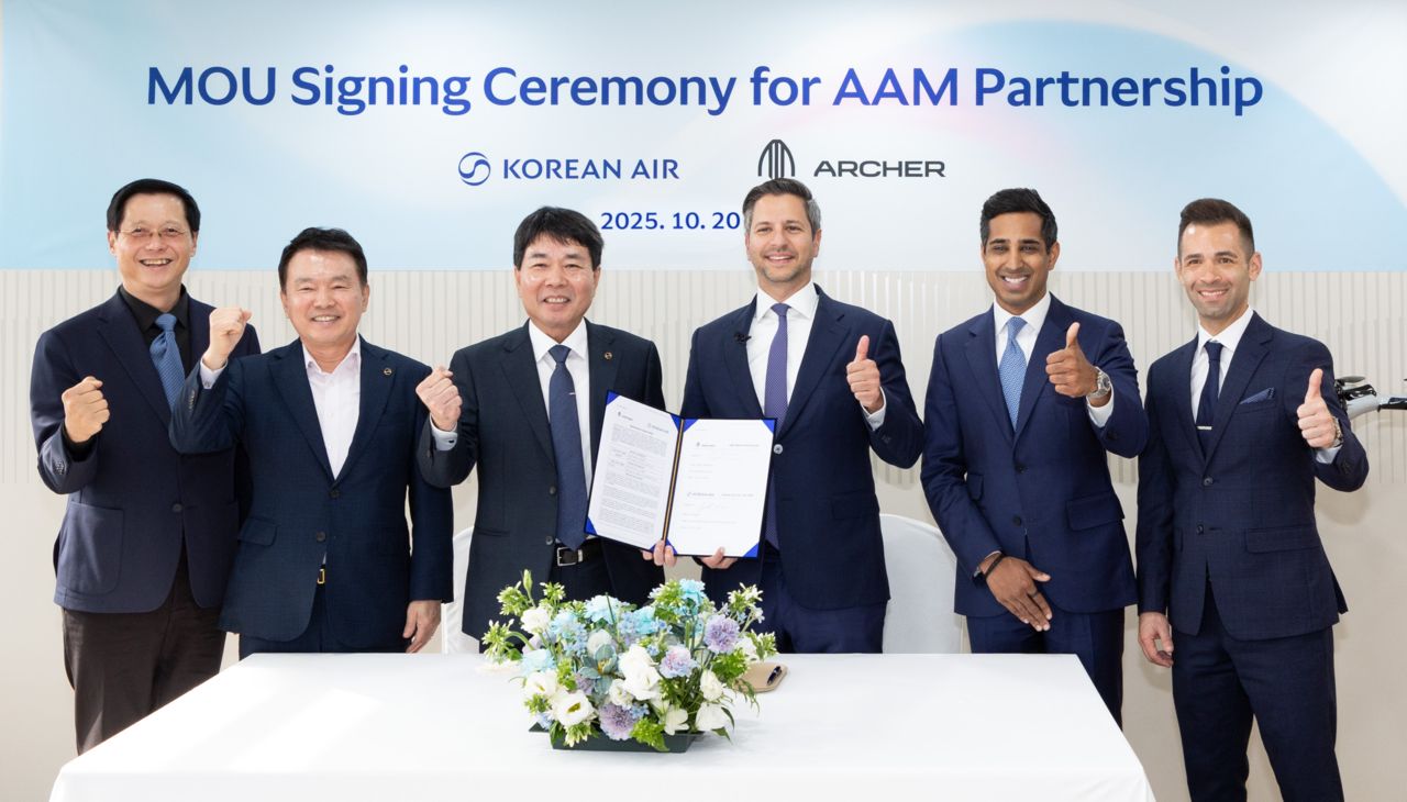 Korean Air Vice President Lim Jin-kyu (center left), Archer CEO Adam Goldstein (center right), and other company officials pose for a photo after signing a memorandum of understanding to jointly develop advanced air mobility model in Goyang, Gyeonggi Province, Monday. (Korean Air)