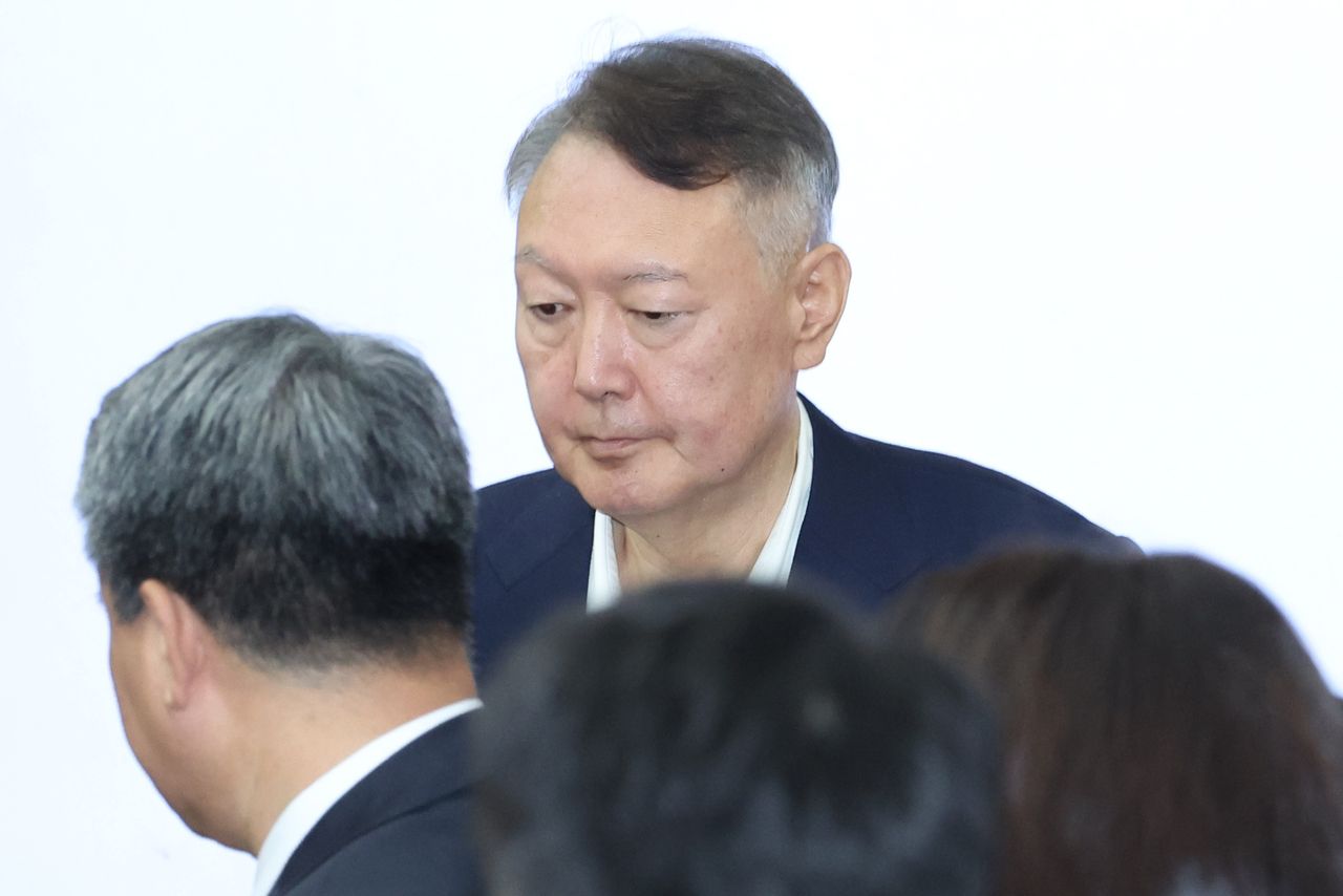 Former President Yoon Suk-yeol attends the first hearing of a case over alleged obstruction of official duties and abuse of power at the Seoul Central District Court in Seocho, Seoul, on Sept. 26. (Yonhap)