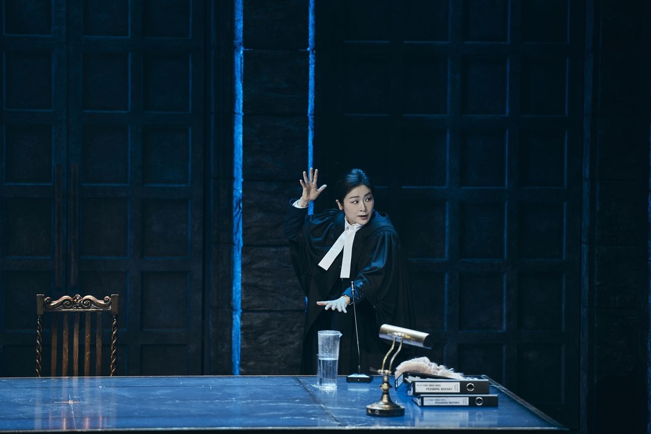 Lee Ja-ram performs 