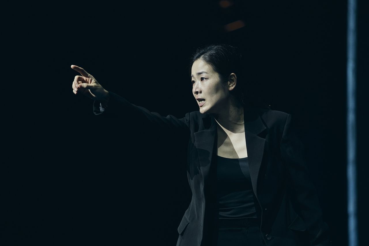 Lee Ja-ram performs 