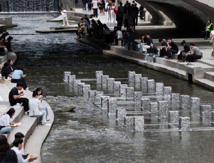 People relax along Cheonggyecheon in Jung-gu, central Seoul, on Sept. 29. (Newsis)