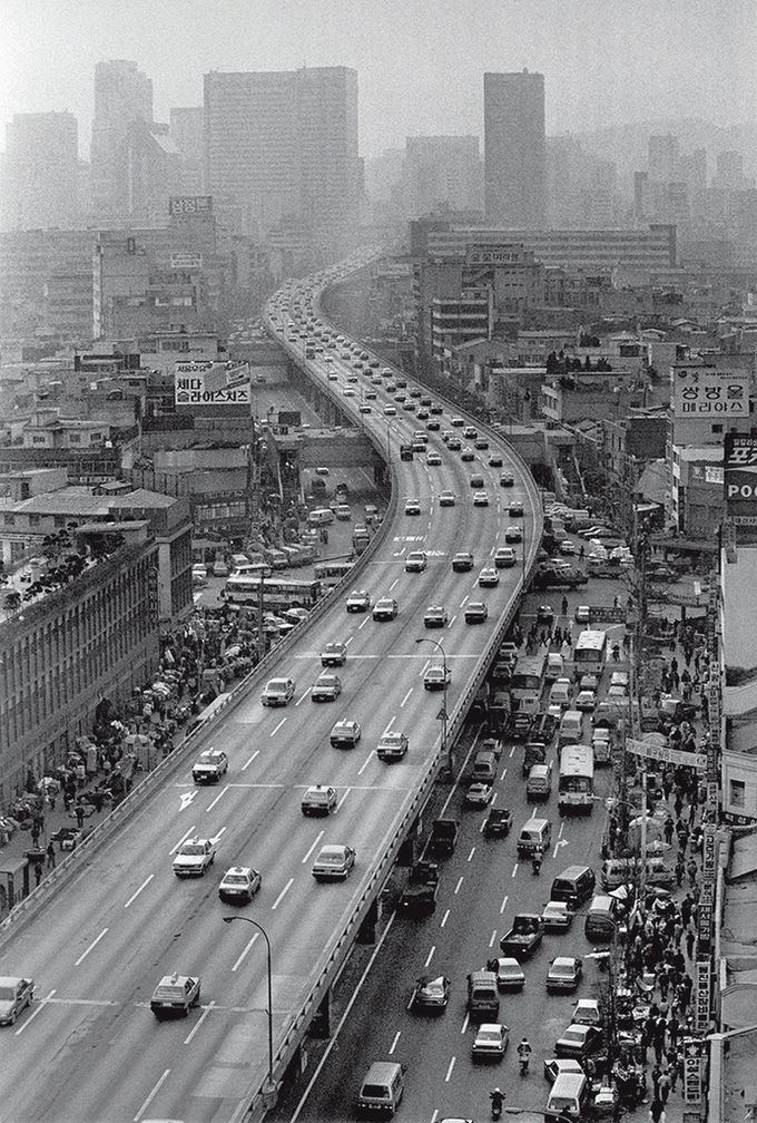 An elevated highway built over the covered Cheonggyecheon in the 1970s. The stream was sealed with concrete in the late 1960s to ease traffic congestion and prevent flooding. (Seoul Archives)