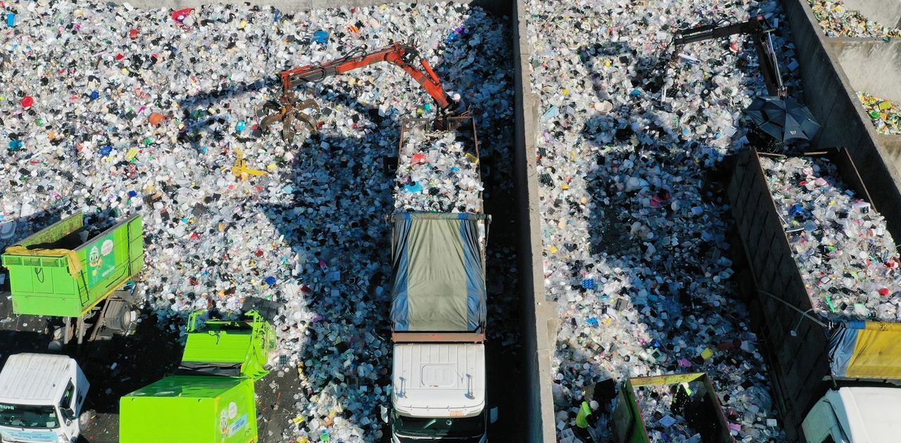 Plastic waste is processed for recycling at Suwon Resource Circulation Center on Sept. 5, one day before Korea’s Resource Circulation Day. (Newsis)