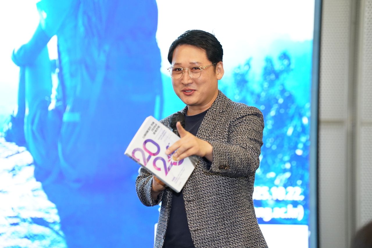 Economist Kim Gwang-seok gives a session on geoeconomic fragmentation and stablecoin at the Global Biz Forum held in Seoul on Wednesday. (The Korea Herald)