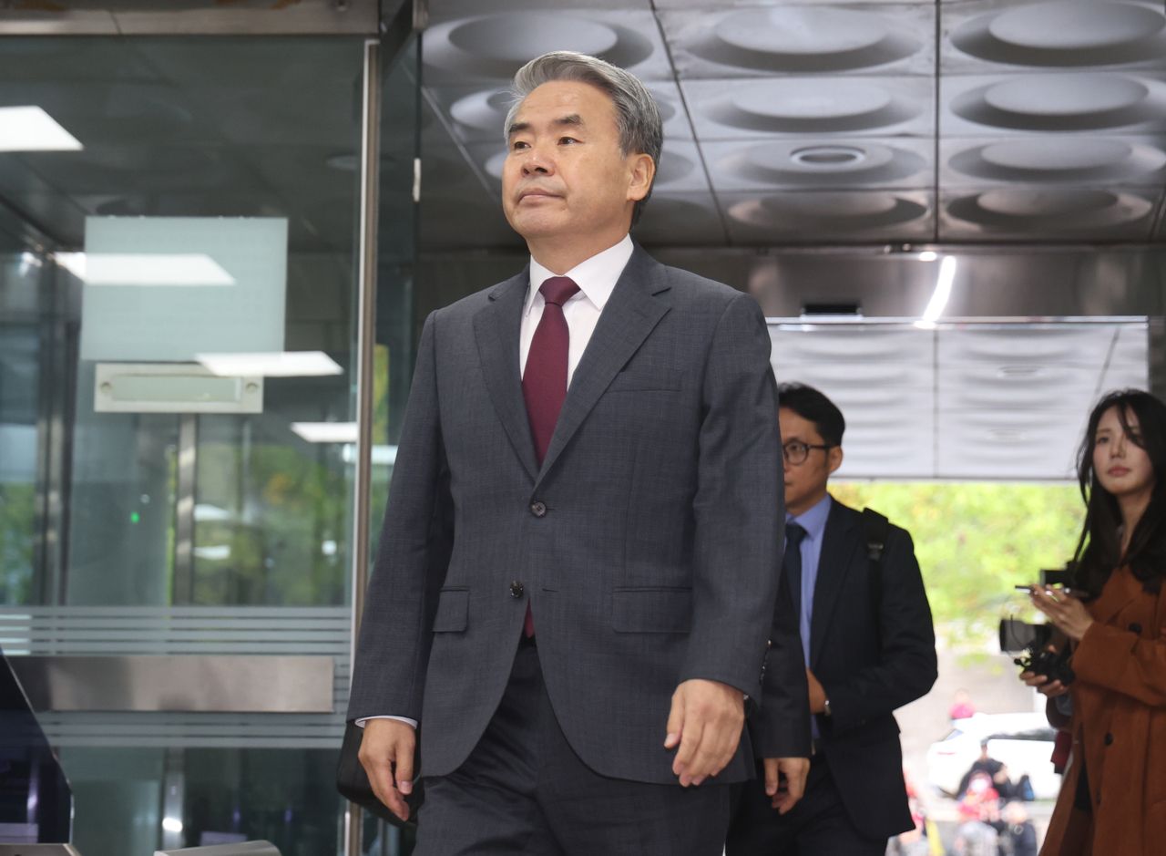 Former Defense Minister Lee Jong-sup arrives at the Seoul Central District Court in southern Seoul on Thursday, to attend his court hearing on his potential arrest. (Yonhap)