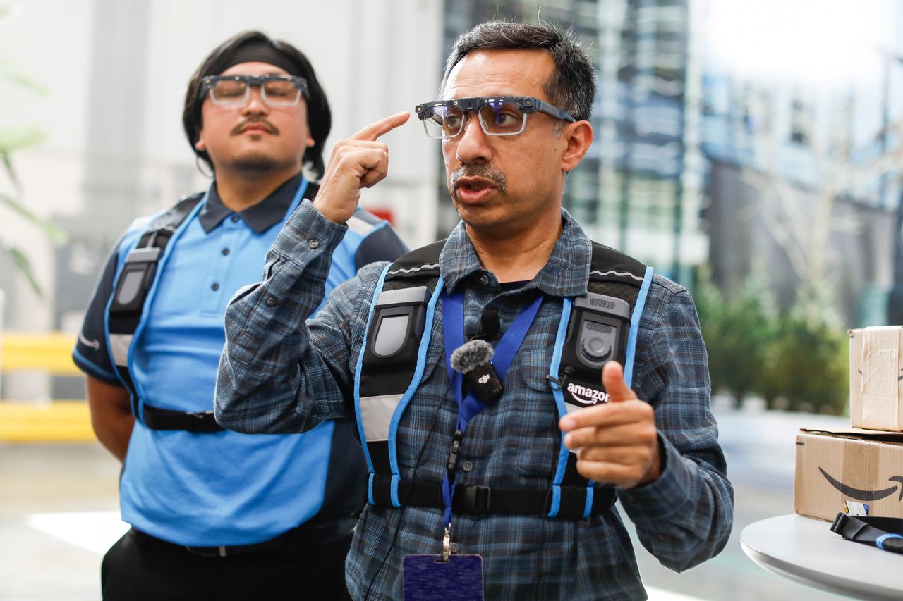 A demonstration of Amazon's smart delivery glasses during the Delivering the Future event at DUR3 Delivery Station in Milpitas, California, Wednesday AP-Yonhap