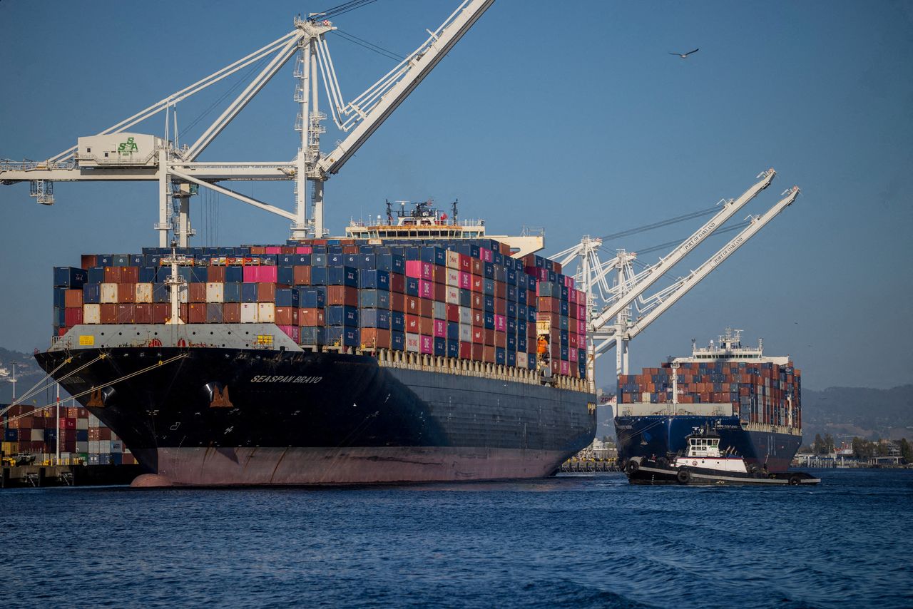 A cargo ship full of shipping containers is seen at the port of Oakland, California, Aug. 4. Reuters-Yonhap