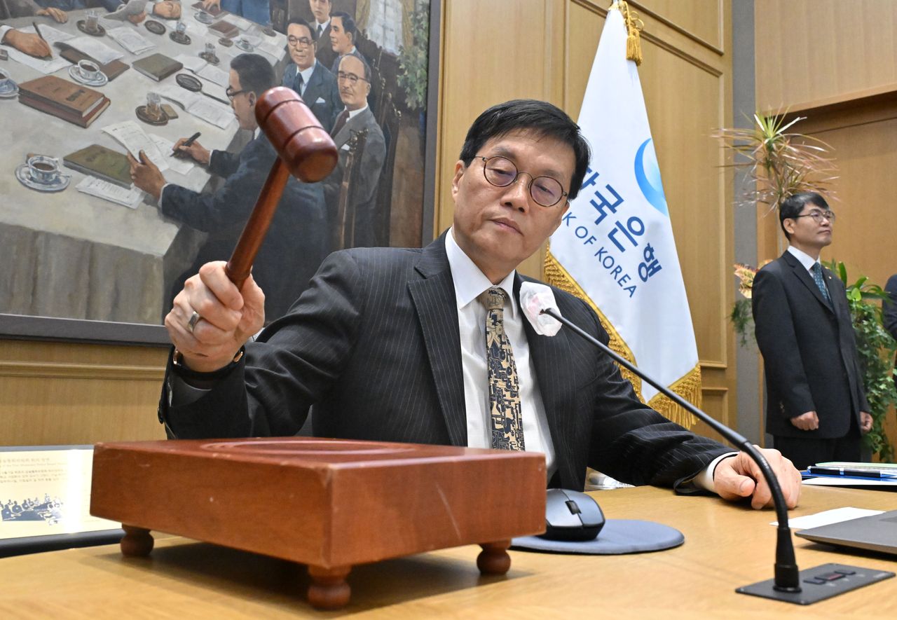 Bank of Korea Gov. Rhee Chang-yong bangs the gavel at a monetary policy board meeting held at the central bank on Thursday. (Joint Press Corps.-Yonhap)