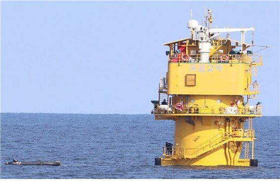 Chinese personnel are visible on a structure installed by Beijing in the Provisional Maritime Zone in the Yellow Sea on Wednesday. (Yonhap)