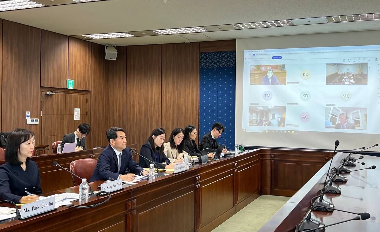 Jung Ki-hong (2nd from L), ambassador for overseas Koreans' protection and consular affairs, holds a virtual meeting with US officials on visa issues on Wednesday. (Foreign Ministry via Yonhap)