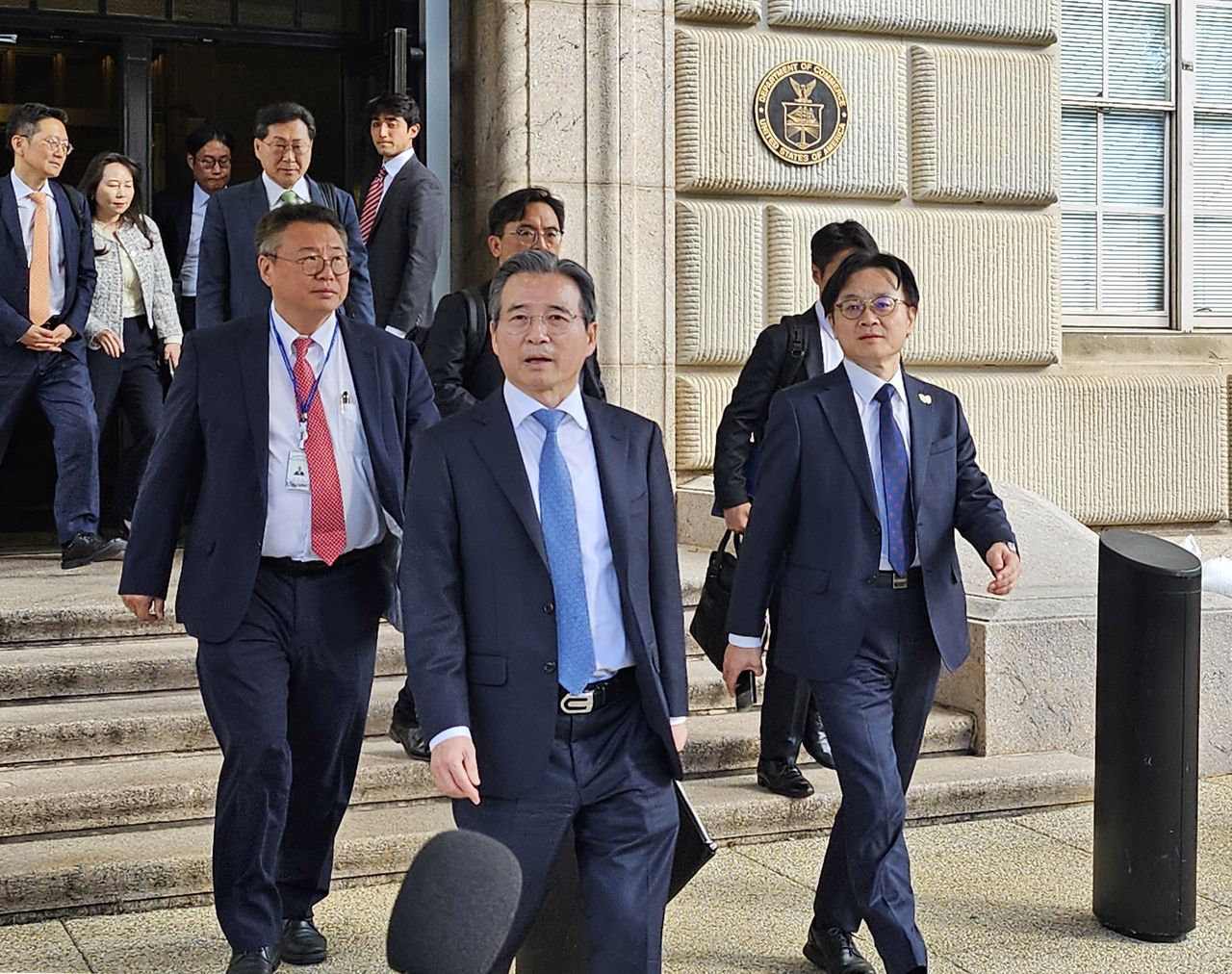 Kim Yong-beom, the presidential chief of staff for policy, and Industry Minister Kim Jung-kwan leave the Commerce Department building after talks with US Commerce Secretary Howard Lutnick in Washington on Wednesday. (Yonhap)