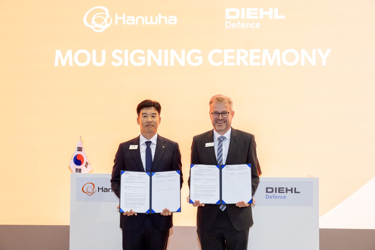 Hanwha Systems Radar Business Center Head Park Hyuck (left) and Diehl Defence Vice President Daniel Schepelmann pose for a photo after sigining an agreement in Goyang, Gyeonggi Province, on Tuesday. (Hanwha Systems)