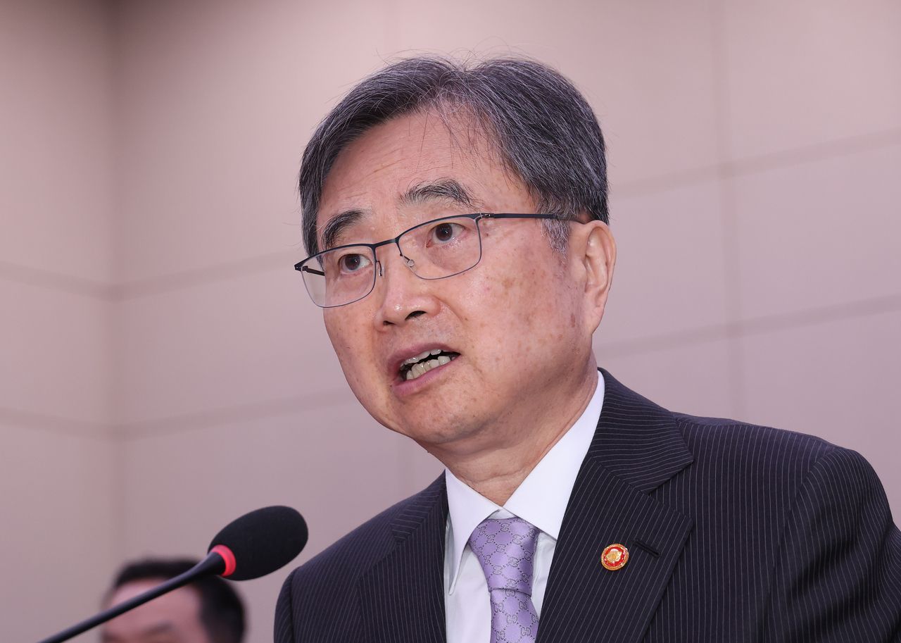 Foreign Minister Cho Hyun answers questions from lawmakers during the annual audit of the Foreign Ministry by the National Assembly’s Foreign Affairs and Unification Committee at the National Assembly compound in western Seoul, Oct. 13. (Yonhap)