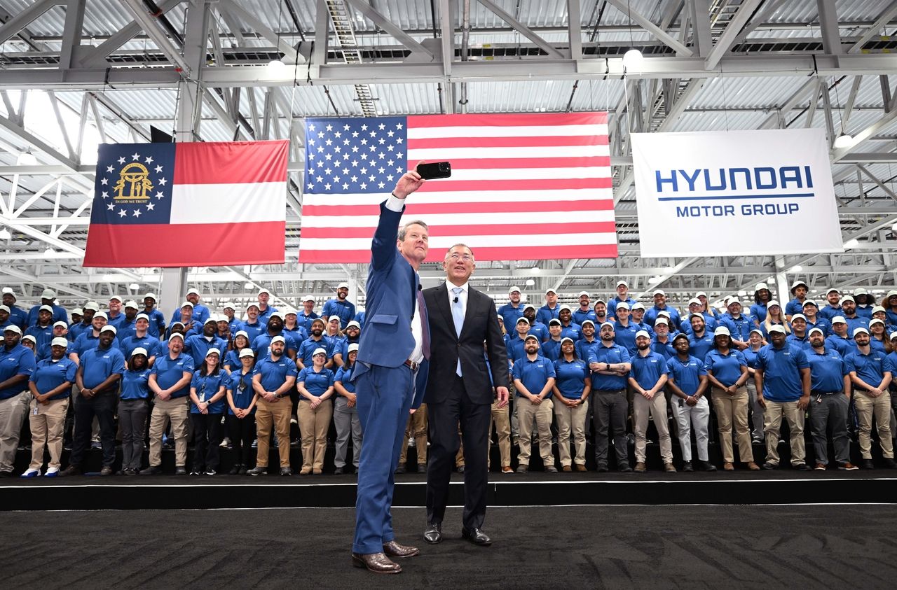 Hyundai Motor Group Chairman Chung Euisun (right) and Georgia Governor Brian Kemp take a selfie during the completion ceremony of Hyundai Motor Group Metaplant America in Ellabell, Georgia, on March 26. (Hyundai Motor Group)