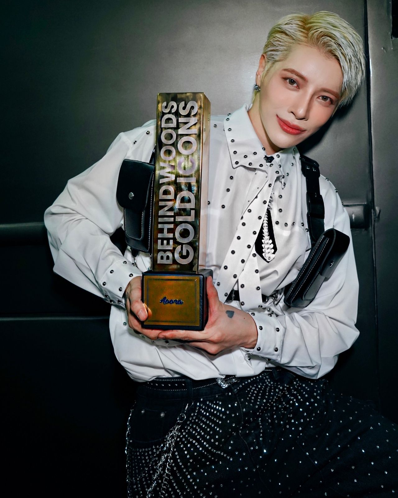 Aoora holds a trophy after receiving the Global Musical Sensation award at the 