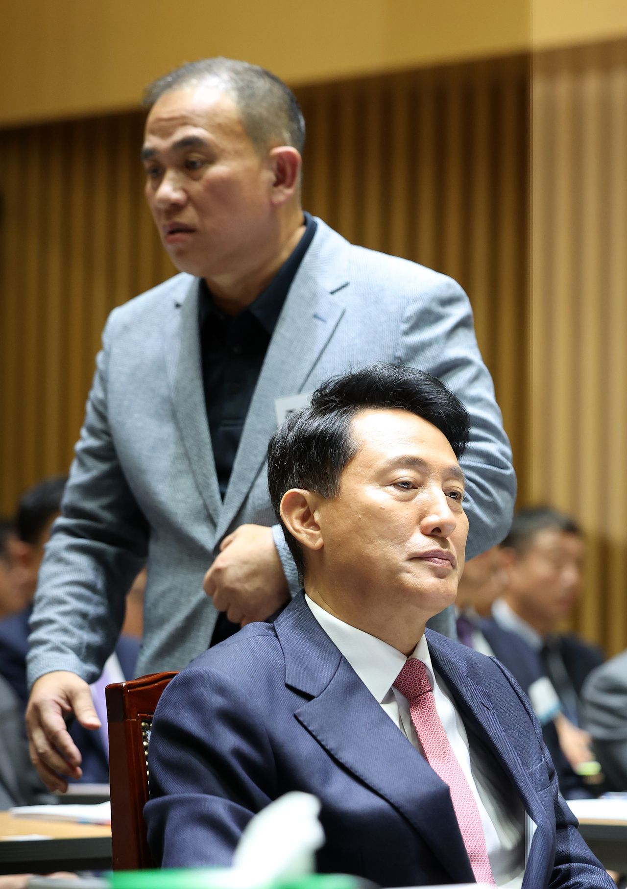 Myung Tae-kyun walks past Seoul Mayor Oh Se-hoon during the National Assembly’s Public Administration and Security Committee audit at Seoul City Hall on Thursday. (Newsis)