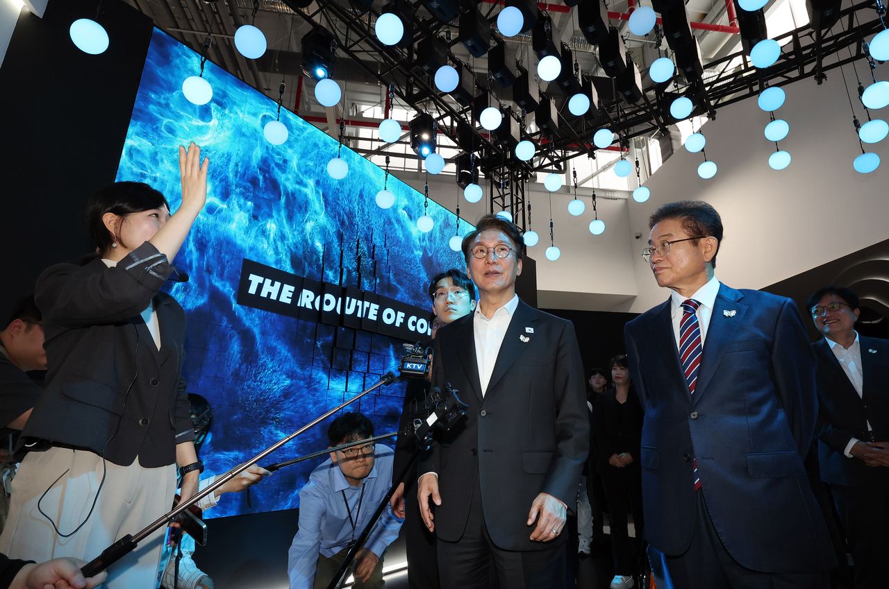 Prime Minister Kim Min-seok (center) and North Gyeongsang Province Gov. Lee Cheol-woo (right) visit the APEC Economic Exhibition Hall at Gyeongju Expo Park in Gyeongju, North Gyeongsang Province on Thursday, ahead of the APEC summit. (Yonhap)
