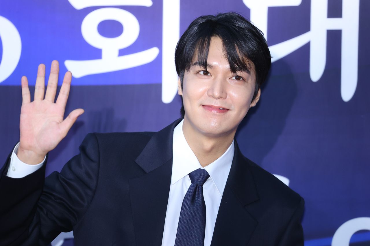 Lee Min-ho poses during a red carpet event for the Korea Popular Culture and Arts Awards held in Seoul, Thursday. (Yonhap)
