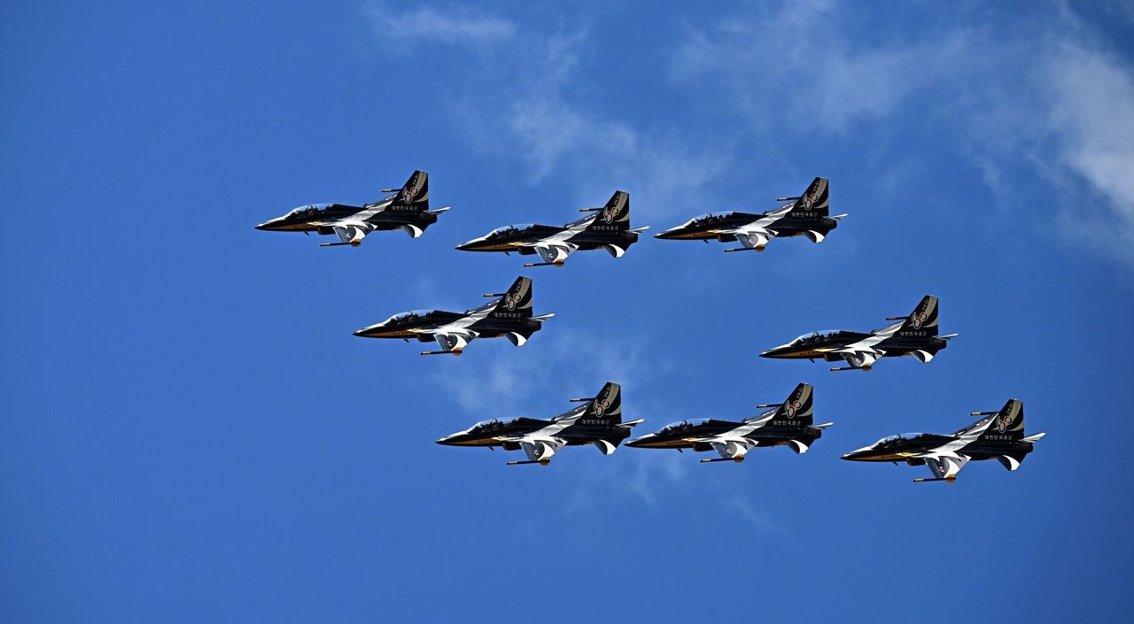The Air Force’s Black Eagles aerobatic team performs during the 2025 Sejong Hangeul Festival at Sejong Lake Park in Sejong on Oct. 9, in celebration of Hangeul Day. (Lee Sang-sup/The Korea Herald)