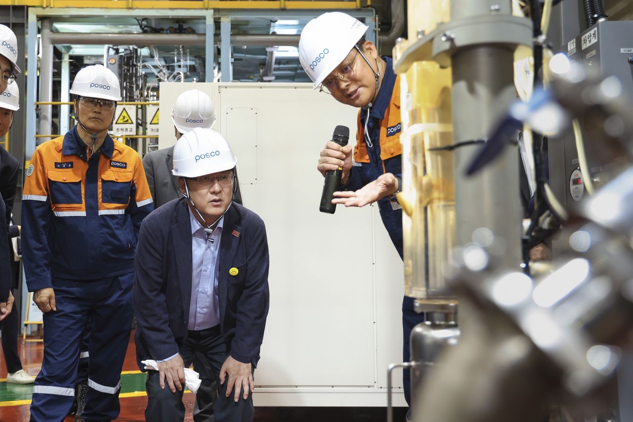 Kim Sung-hwan, minister of Climate, Energy and Environment, listens to an explanation about hydrogen-reduced steelmaking technology at Posco’s Pohang Steelworks in Pohang, North Gyeongsang Province, on Oct. 15. (Ministry of Climate, Energy and Environment)