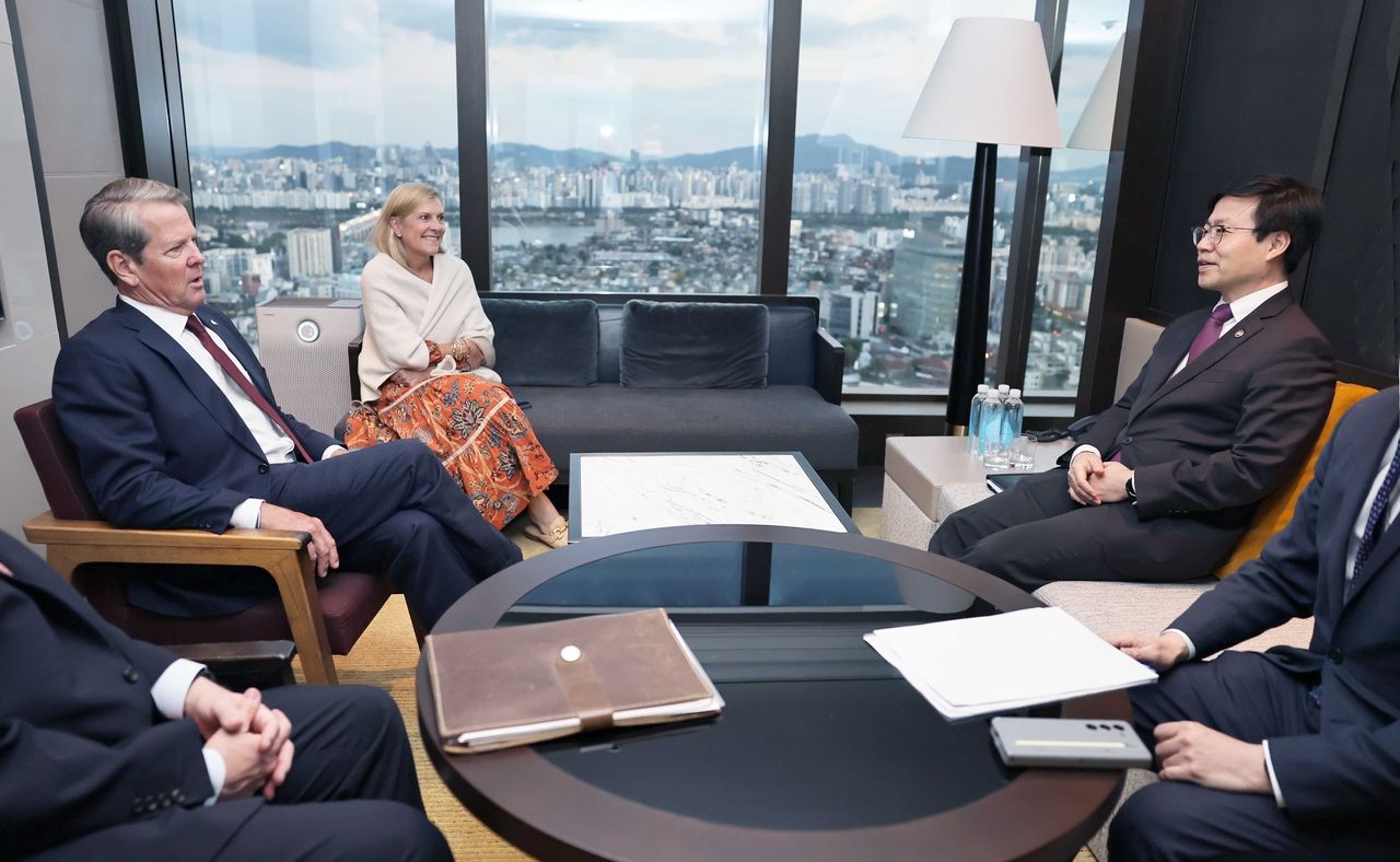 Trade Minister Yeo Han-koo meets with Georgia Governor Brian Kemp at a hotel in Yongsan-gu, Seoul, Thursday. (Yonhap)