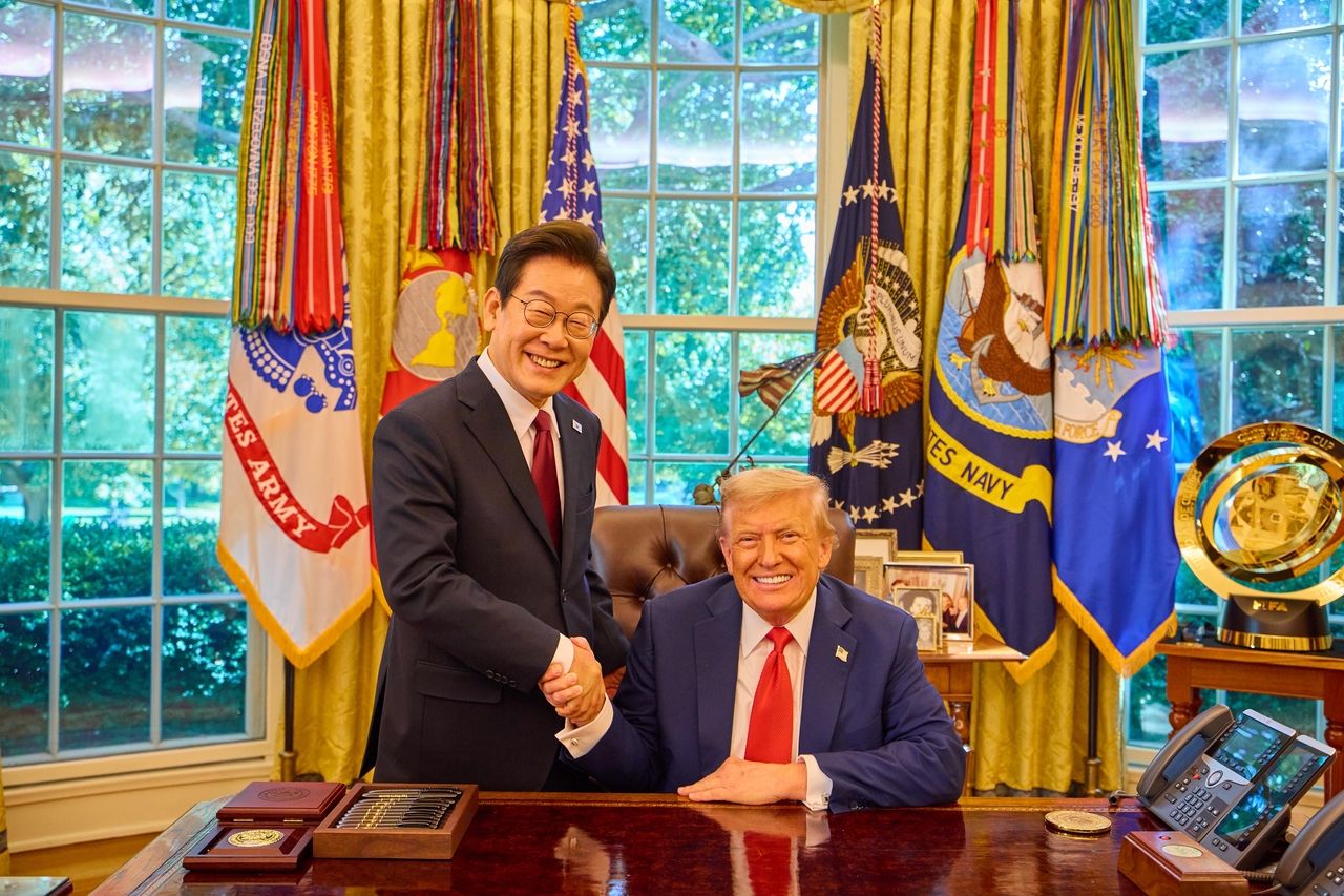 President Lee Jae Myung shakes hands with US President Donald Trump following their summit at the White House in Washington on Aug. 25. (Newsis)