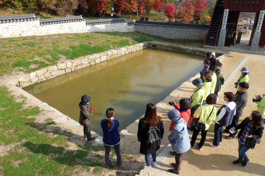 행궁 문화해설을 듣고 있는 여행자 / 사진=경기관광@지나