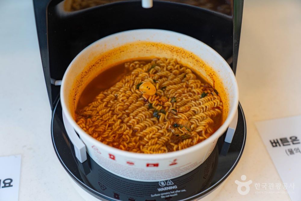 꿈돌이 고명을 얹은 귀여운 라면(맛은 화끈)