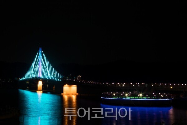 은파물빛다리 야경. /사진-군산시
