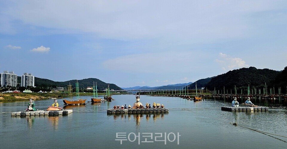 ‘제71회 백제문화제’에서 는 미르섬 옆을 흐르는 금강에 해상강국 대백제의 범선들을 재현해 선보인다.