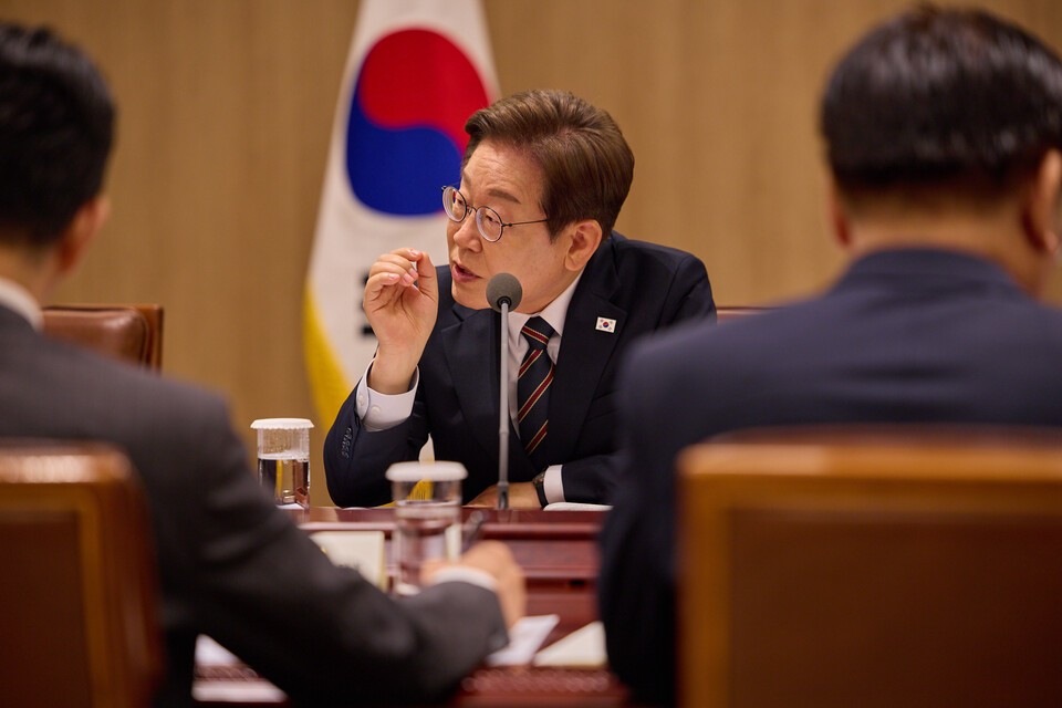 이재명 대통령이 지난 6월 서울 용산 대통령실 청사에서 열린 비상경제점검 2차 태스크포스(TF)회의를 하고 있다. [사진=대통령실]