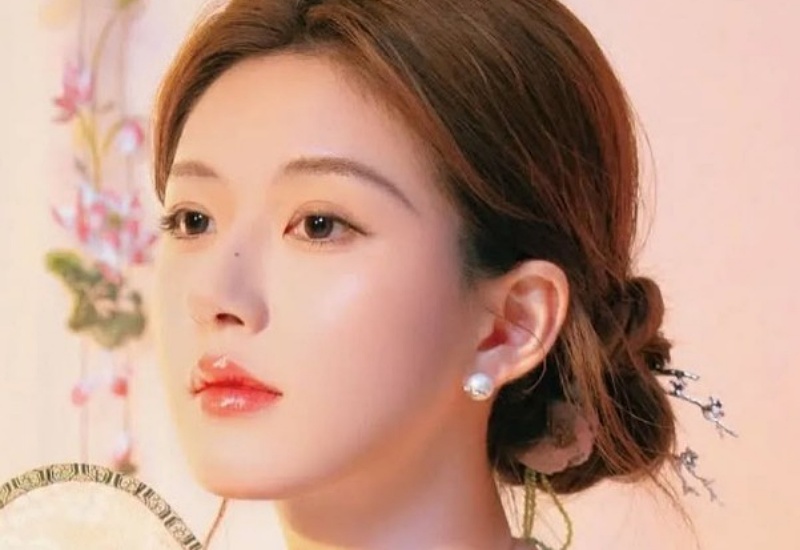 Actress Zhao Lusi\'s case has brought attention to the issue of overwork in the entertainment industry / Photo: Galaxy Cool Entertainment Weibo