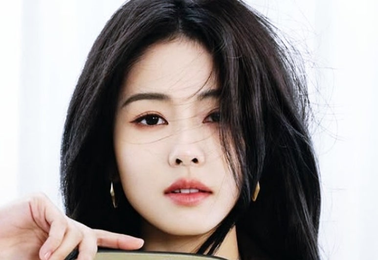 Bai Lu, a leading actress in China, also has a significant following among Chinese drama fans in Korea / Photo: Bai Lu\'s Instagram, Jimmy Choo