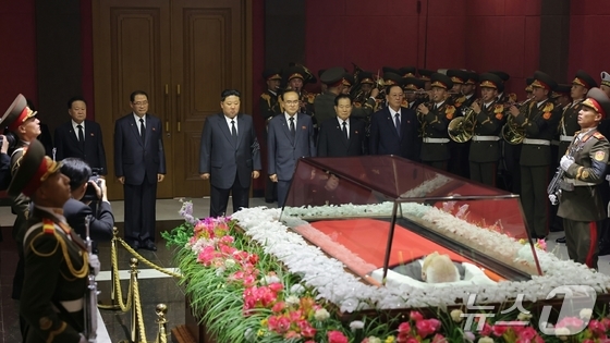  The Rodong Sinmun, the official newspaper of North Korea\'s Workers\' Party, reported on the 4th that former Supreme People\'s Assembly President Kim Yong-nam passed away the previous day.