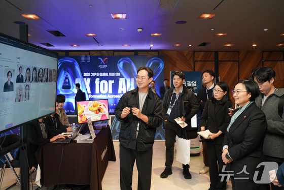  Minister Han Seong-sook of the Ministry of SMEs and Startups tours the startup technology experience zone at the opening ceremony of the Global Leapfrog Tech Conference held at the Walkerhill Hotel in Gwangjin-gu, Seoul, on October 28. The photo is unrelated to the article content (Provided by the Ministry of SMEs and Startups) 2025.10.28 / News1