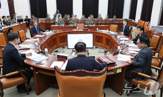  Shin Sung-beom, Chairman of the National Assembly Intelligence Committee, strikes the gavel during the parliamentary audit of the Defense Intelligence Headquarters and other agencies held at the National Assembly in Yeouido, Seoul, on Wednesday morning. 2025.11.5 / News1