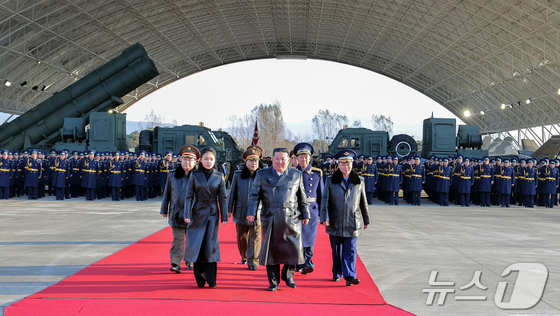 Rodong Sinmun, the official newspaper of North Korea\'s Workers\' Party, reported on November 30 that a grand ceremony commemorating the 80th anniversary of the founding of the Korean People\'s Army Air Force was held on November 28 at the Kalma Airfield of the 59th Gil Yeongjo Hero Regiment, 2nd Air Division. Kim Jong Un, the General Secretary, attended the event, accompanied by his daughter Ju Ae, who was referred to as his respected daughter / Rodong Sinmun