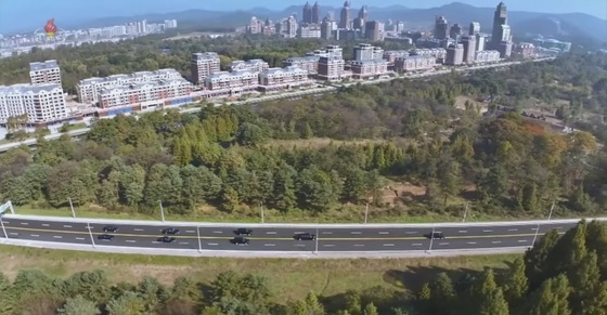  A scene broadcast by Korean Central Television on October 24 showing Kim Jong Un, General Secretary of the Workers\' Party of Korea, moving to the Combat Merit Memorial Hall. Earlier, General Secretary Kim had announced that the memorial hall would be located in the arboretum in front of Saebyeol Street. Saebyeol Street is presumed to be either a newly constructed road along the route of General Secretary Kim\'s motorcade or the name of the densely built-up area visible in the background of the photo / Capture from Korean Central Television